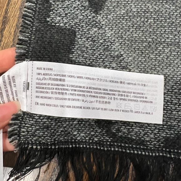 Like New Hollister Dark Gray/Black Jacquard Patterned Blanket Scarf - Picture 6 of 6